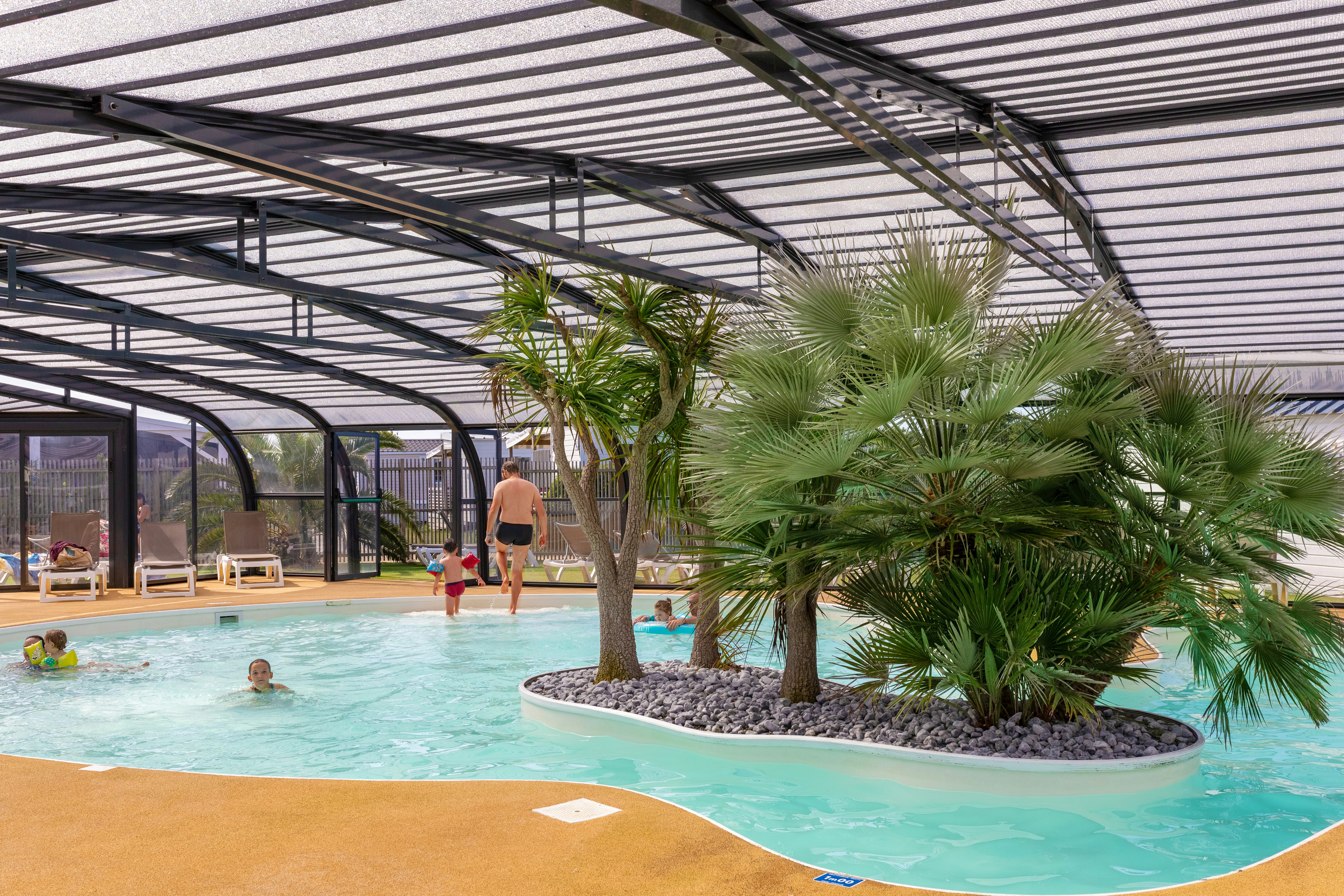 Camping Park er Lann - Pool mit Überdachung auf dem Campingplatz