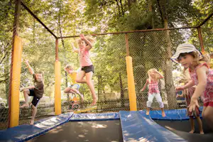 Camping Park Gohren am See - Kinder auf dem Trampolin vom Campingplatz