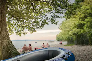 Camping Park Gohren am See -Gäste am Strand in der Nähe vom Campingplatz