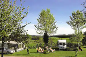 Camping Park Hammelbach - Camper am Wohnmobil auf dem vom Campingplatz