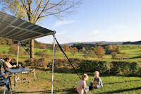 Camping Park Hammelbach  - Kinder auf dem Wohnwagen- und Zeltstellplatz vom Campingplatz auf grüner Wiese