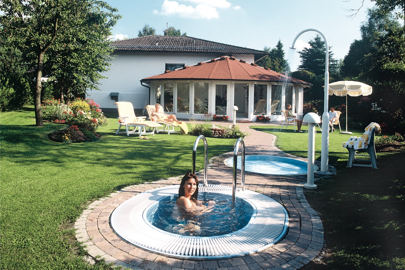 Camping Park Hammelbach  - Wellness Bereich mit Liegestühlen, Dusche und Eisbecken im Außenbereich