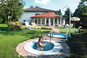 Camping Park Hammelbach - Wellness Bereich mit Liegestühlen, Dusche und Eisbecken im Außenbereich