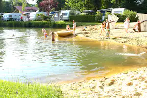 Camping-Park Lüneburger Heide - Gäste am Badestrand vor dem Campingplatz