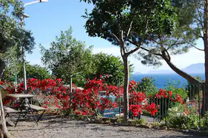 Camping Park Mara - Esstischauf dem Campingplatz mit Blick auf den See
