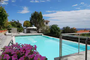 Camping Park Mara - Pool auf dem Campingplatz mit Blick auf den See