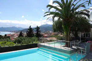 Camping Park Mara - Pool mit Blick auf die Berge und den See