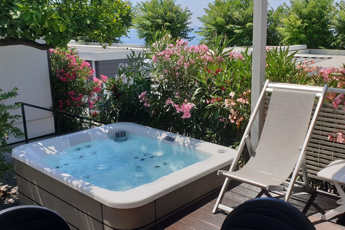 Camping Park Mara - Whirlpool auf der Terrasse des Mobilheims