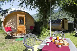 Camping-Park Steiner - Zirkuswagen im Schatten der Bäume