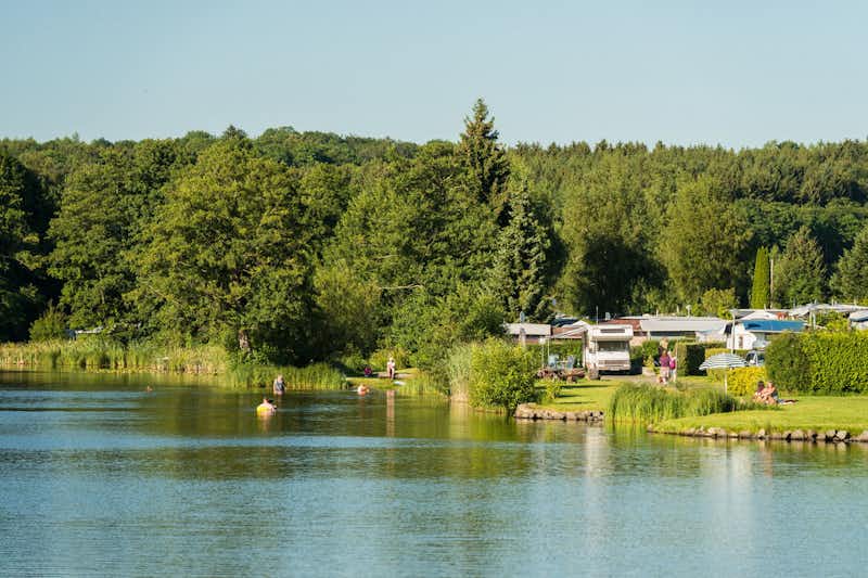 Camping Park Weiherhof  - Blick auf den Campingplatz am See