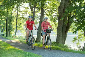 Camping Park Weiherhof - Camper beim Fahrradfahren am See