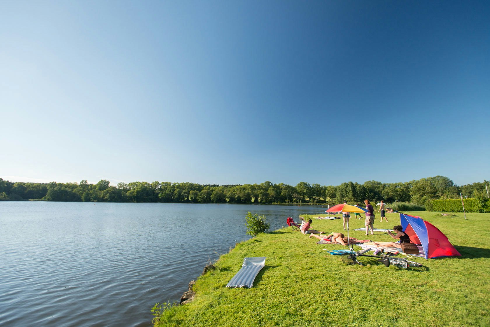 Camping Park Weiherhof - Liegewiese am Ufer des Sees