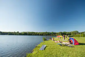 Camping Park Weiherhof - Liegewiese am Ufer des Sees