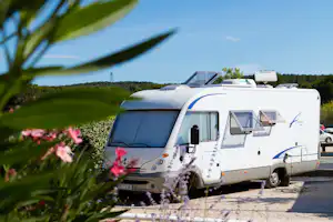 Camping Pascalounet - Ein Wohnmobil auf einem Stellplatz