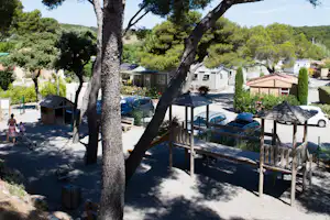 Camping Pascalounet - Kinderspielplatz auf dem Campinggelände mit Stellplätzen im Hintergrund