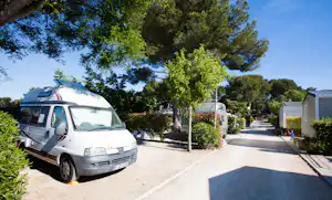 Camping Pascalounet - Wohnmobil auf einem Stellplatz an einer Straße