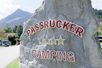 Camping Passrucker - Felsen mit dem Logo des Campingplatzes am Eingang des Campingplatzes