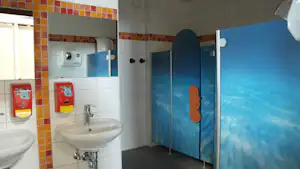 Camping Paulfeld - Innenansicht des Sanitärgebäudes mit Waschbecken