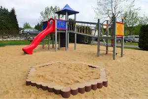 Camping Paulfeld - Kinderspielplatz auf dem Campingplatz mit Klettergerüst und Rutsche