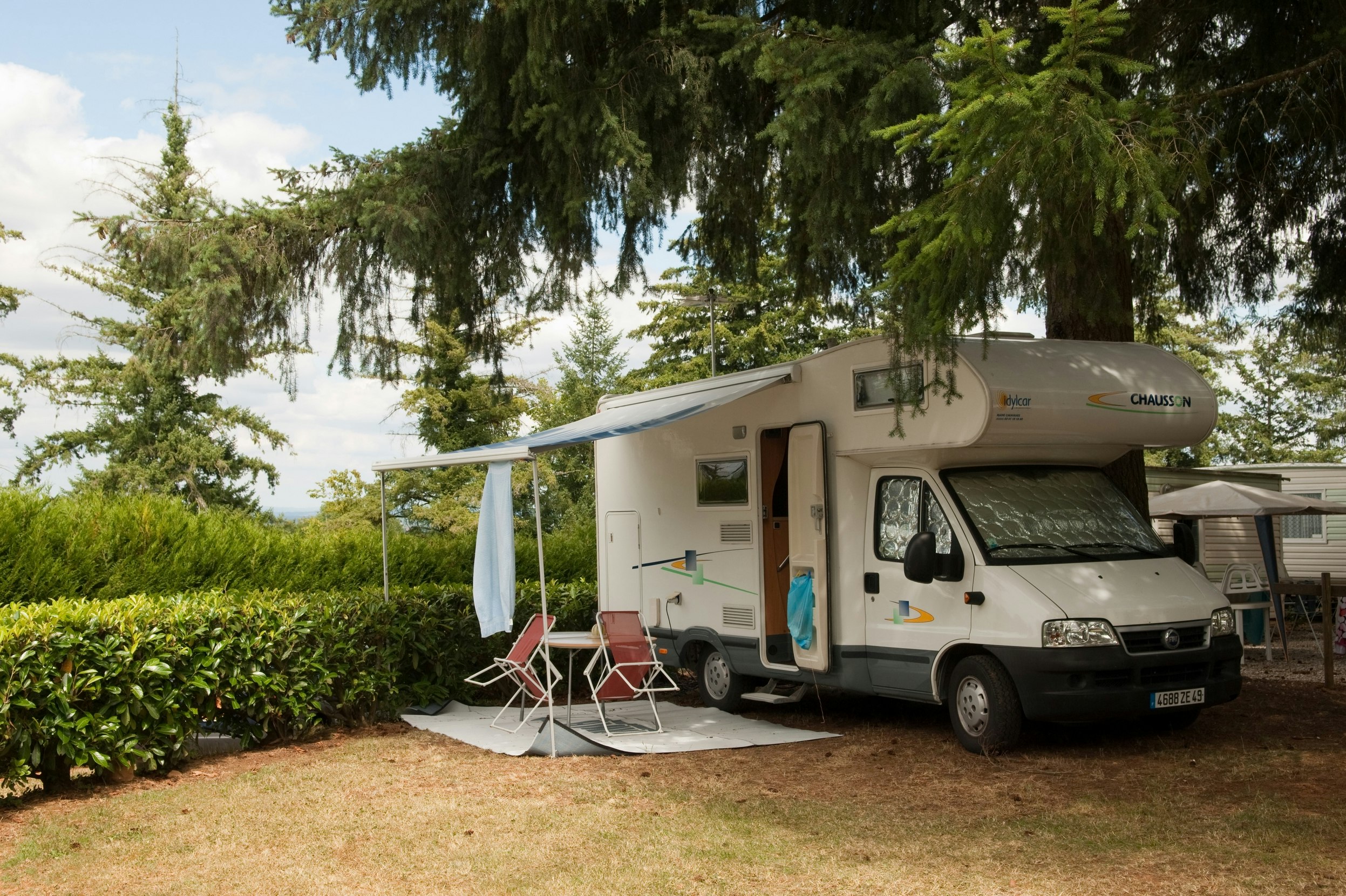 Sunêlia Camping Le Séquoia - Standplätze zwischen den Bäumen auf dem Campingplatz
