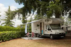 Sunêlia Camping Le Séquoia - Standplätze zwischen den Bäumen auf dem Campingplatz