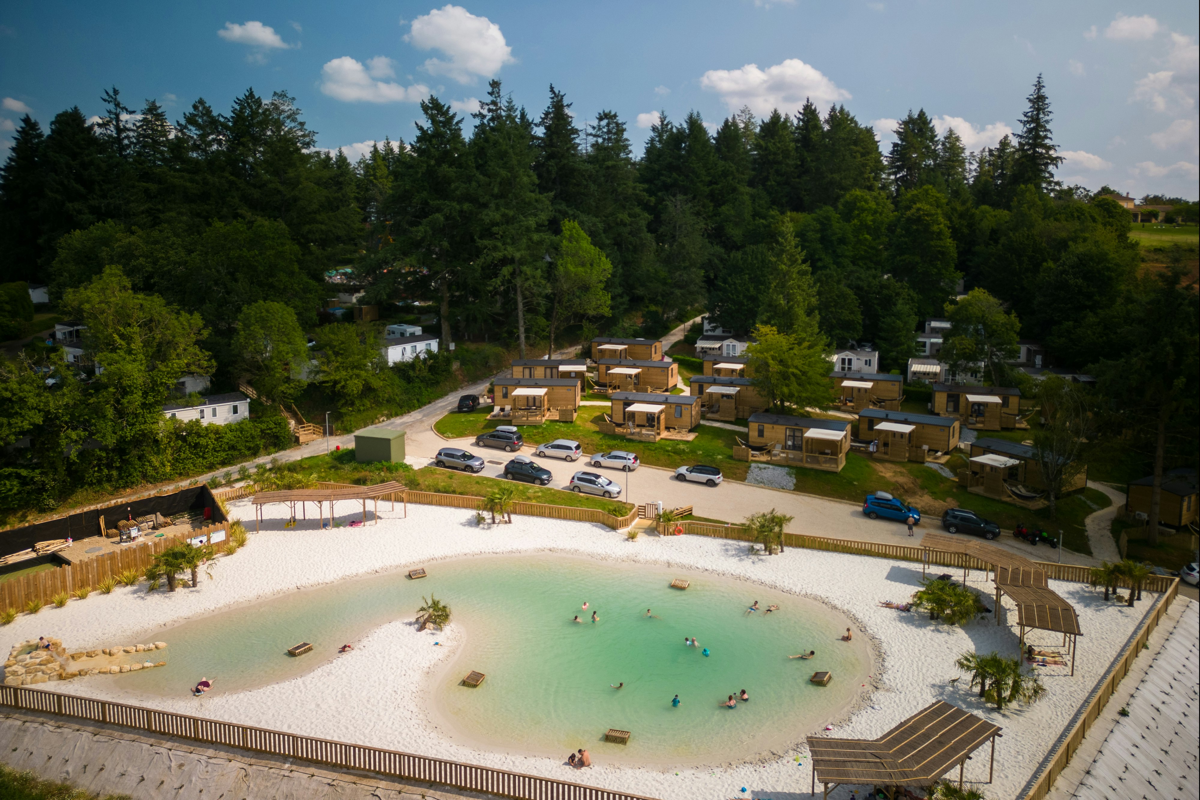 Yelloh! Village Payrac Les Pins  - Luftaufnahme des Campingplatzes umgeben von Wald