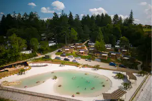 Yelloh! Village Payrac Les Pins - Luftaufnahme des Campingplatzes umgeben von Wald