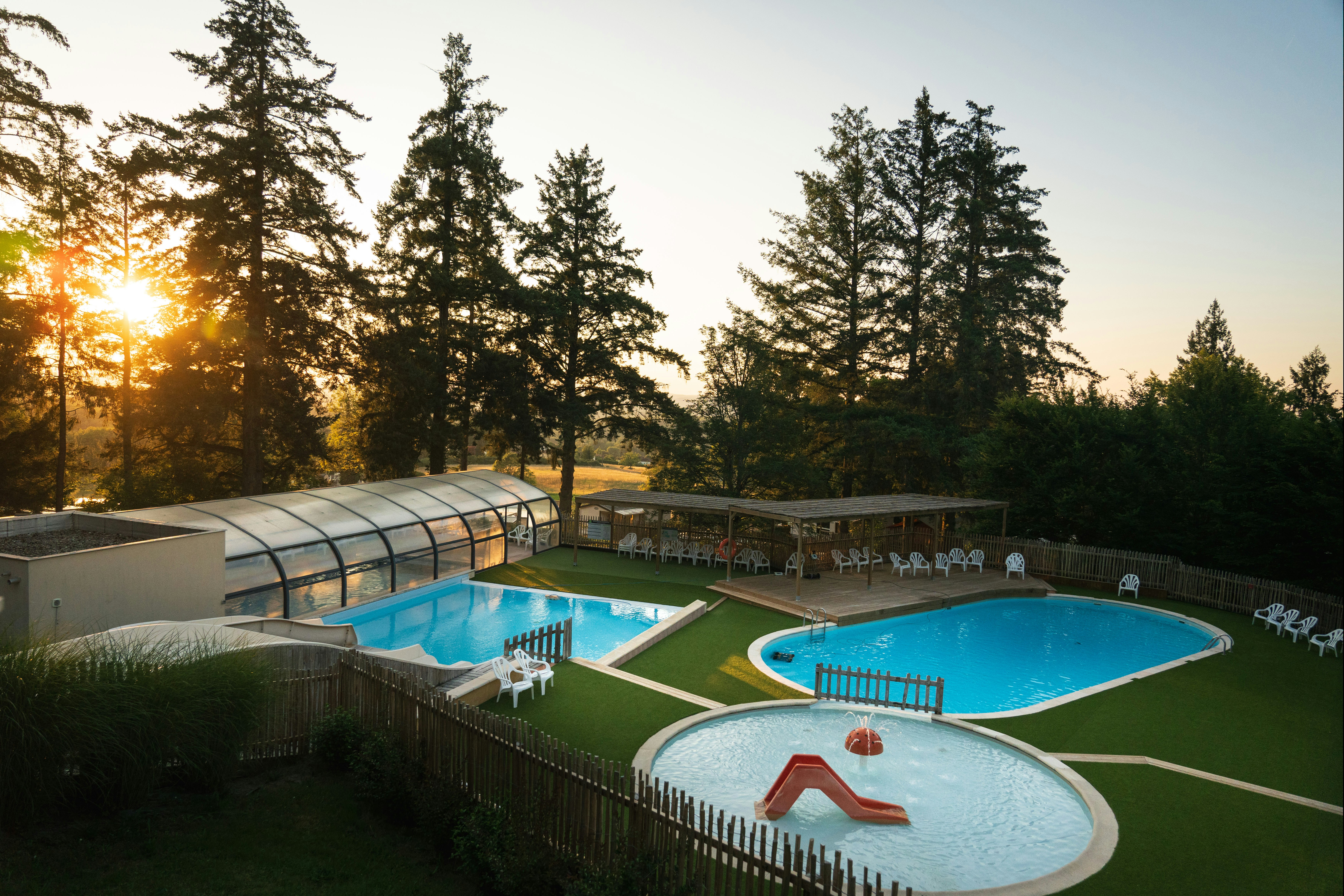 Yelloh! Village Payrac Les Pins - Blick auf das Freibad mit mehreren Becken