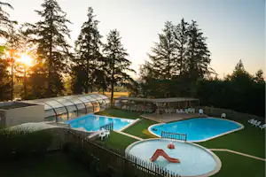 Yelloh! Village Payrac Les Pins - Blick auf das Freibad mit mehreren Becken