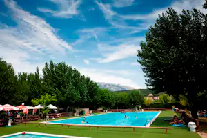 Camping Peña Montañesa - Gäste liegen am Pool in der Sonne auf dem Campingplatz