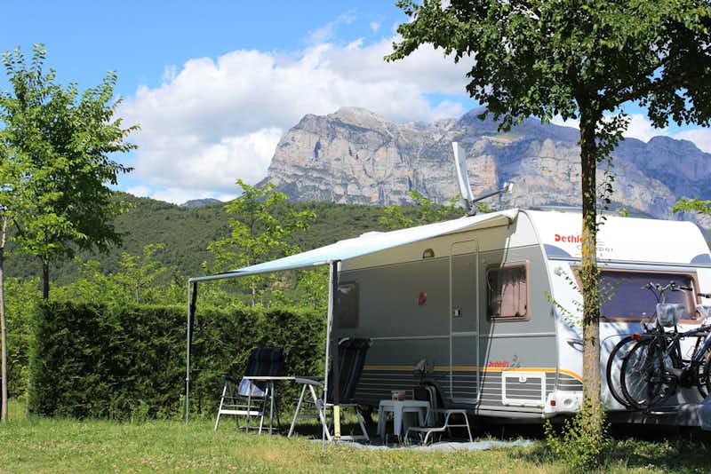 Camping Peña Montañesa - Wohnmobilstellplätze mit Blick auf die Berge