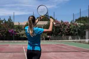 Camping Pedra e Cupa - Camperin beim Tennis spielen auf dem Platz des Campinggeländes