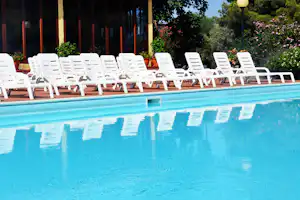 Camping Pedra e Cupa - Der Swimmingpool mit Sonnenliegen am Rand