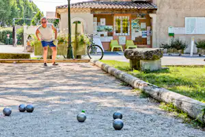 Camping Pegomas - Camper beim Boule spielen auf dem Campingplatz
