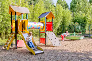 Camping Pegomas - Kinder auf dem Spielplatz vom Campingplatz