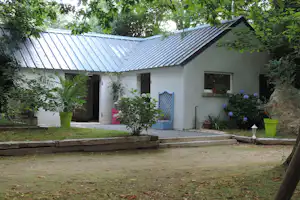 Camping Penguilly - Gebäude auf dem Campingplatz