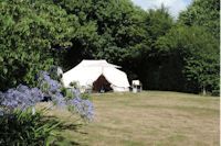 Camping Penguilly - Glamping-Zelt umgeben von Bäumen auf dem Campingplatz