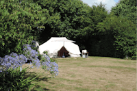 Camping Penguilly - Glamping-Zelt umgeben von Bäumen auf dem Campingplatz