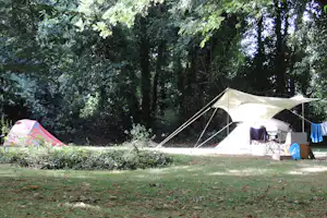 Camping Penguilly - Zelte umgeben von Bäumen auf dem Campingplatz