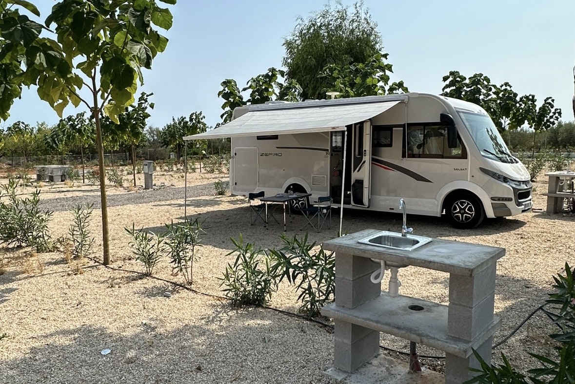 Camping Peñiscola - Standplatz mit eigenem Spülbecken