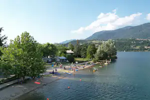 Camping Penisola Verde - Luftaufnahme des Campingplatzes am Wasser
