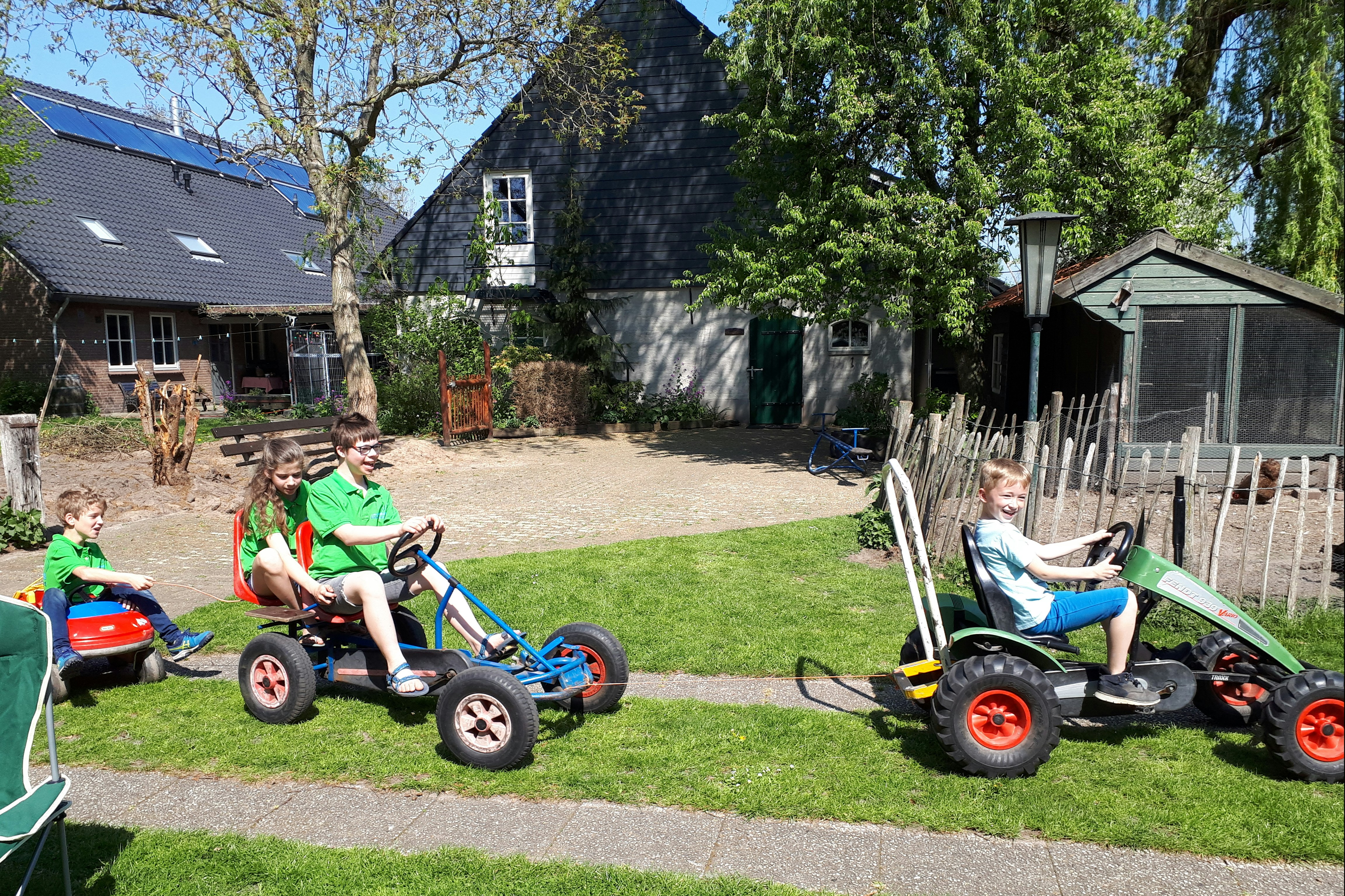 Camping Pergama LandJuweel - Kinder fahren Kart auf dem Campingplatz