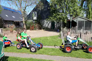 Camping Pergama LandJuweel - Kinder fahren Kart auf dem Campingplatz