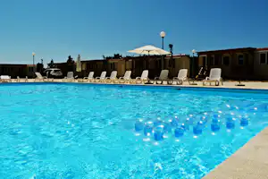 Camping Peros - Pool vom Campingplatz, Mobilheime im Hintergrund