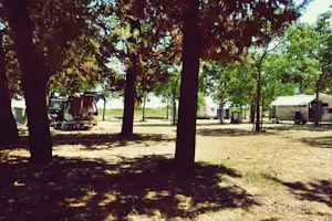 Camping Peros - Stellplatz vom Campingplatz zwischen Bäumen
