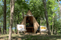 Camping Peruća - Zelt im Schatten der Bäume auf dem Campingplatz