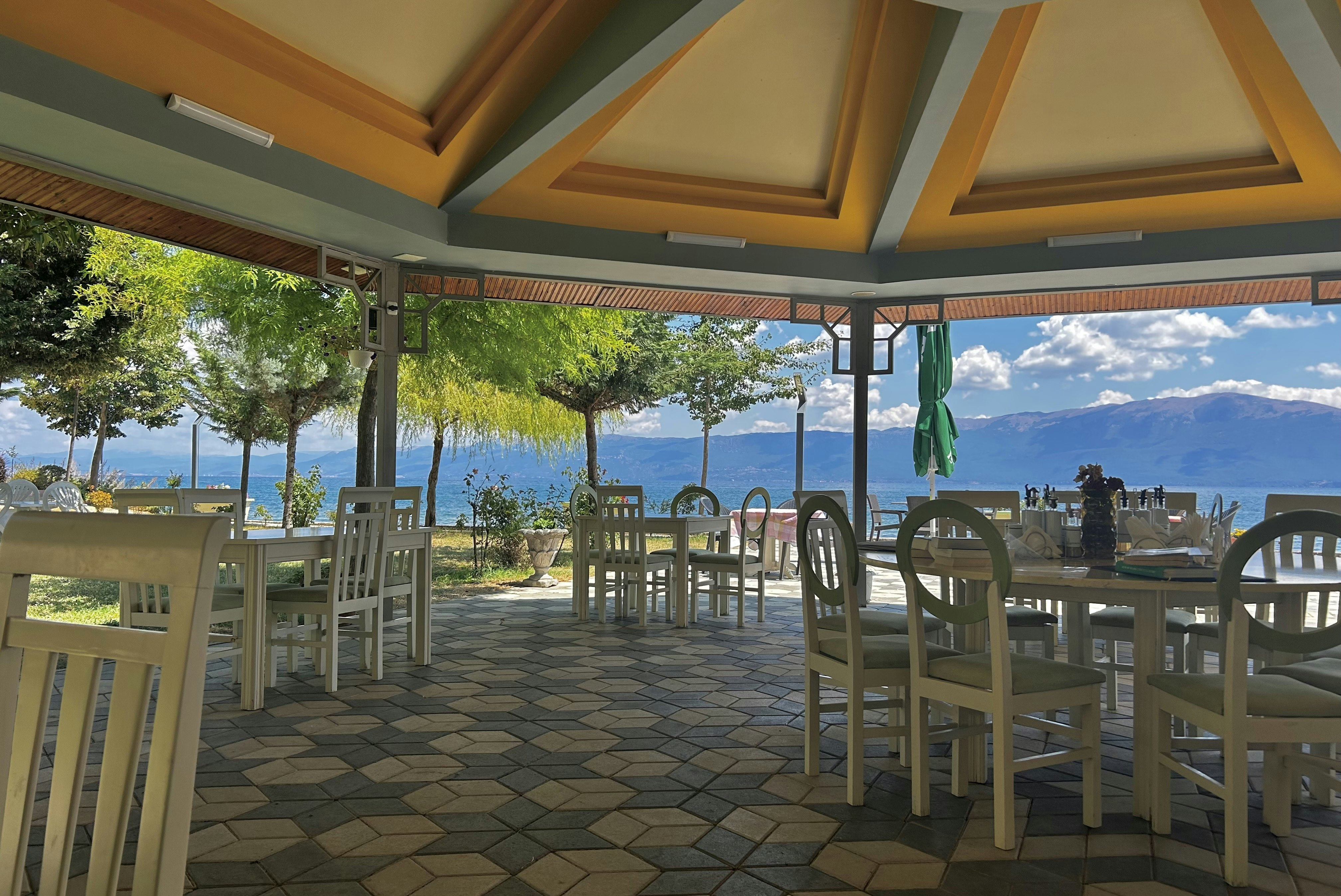 Camping Peshku  - Restaurant mit Terrasse auf dem Campingplatz