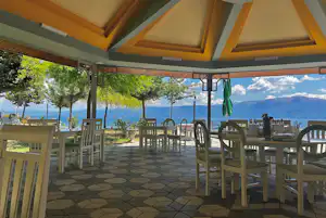 Camping Peshku - Restaurant mit Terrasse auf dem Campingplatz