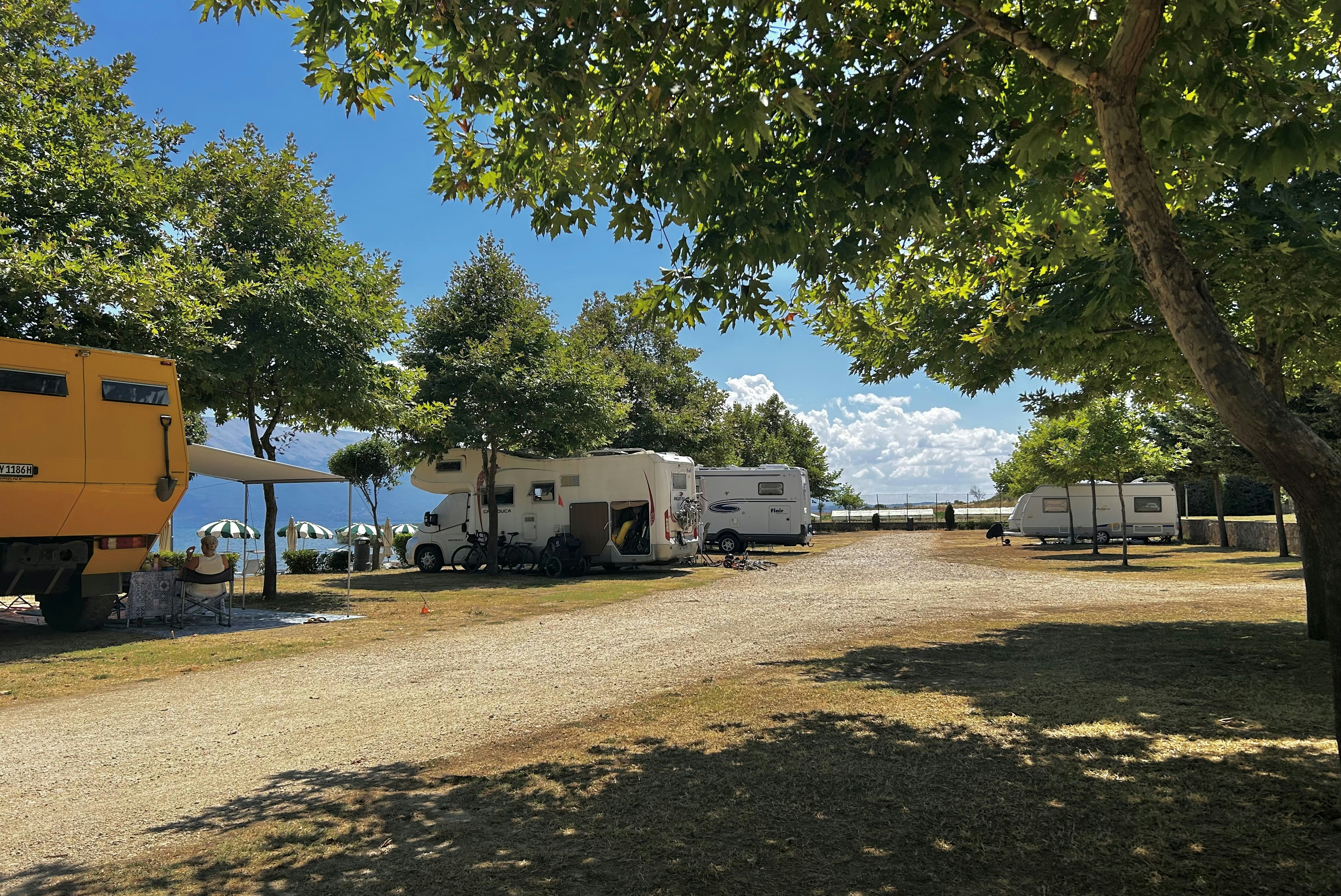 Camping Peshku - Standplätze auf dem Campingplatz