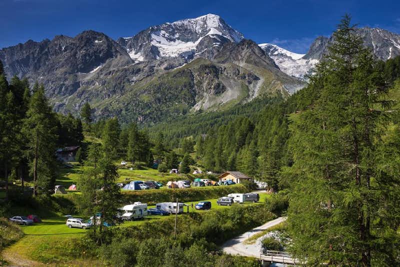Camping Arolla - Aufnahme der Stellplätze des Campingplatzes mit den Bergen der Alpen im Hintergrund